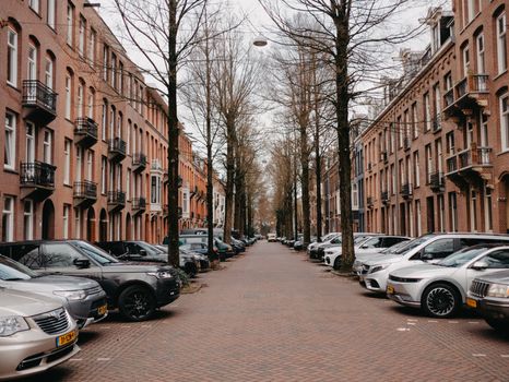 Gratis parkeren Hoorn bij de rand van het centrum met auto's en looproute richting Roode Steen