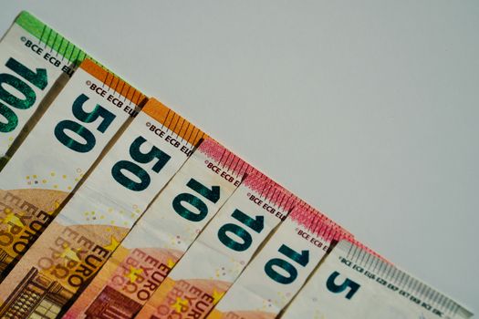 Stel bekijkt hypotheekberekening aan de keukentafel met huizen in Hoorn en uitleg over ECB-rente en hypotheekrente in 2026