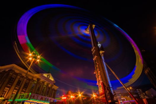 Kermis Hoorn met draaimolen, botsauto's en bezoekers op een centraal plein in de binnenstad