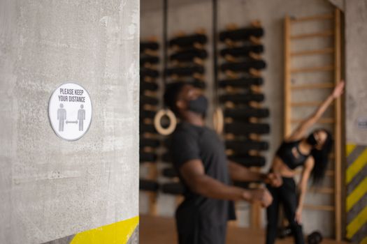Gevel van een nieuwe sportschool Hoorn met entree, fitnessapparaten en fietsenstalling