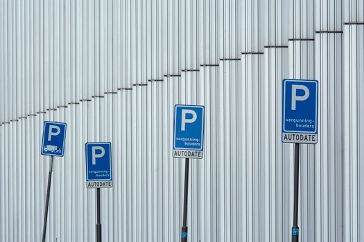 Straat in de binnenstad met betaald parkeren en info over parkeervergunning Hoorn