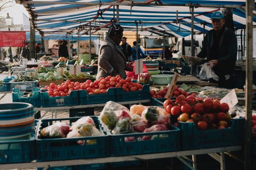Kramen en bezoekers op de weekmarkt Hoorn in de binnenstad bij het Grote Noord