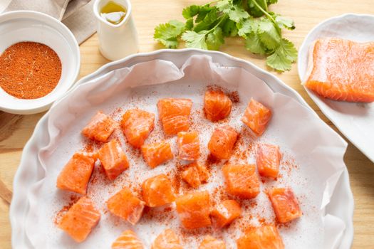 Sappige zalmfilets uit de airfryer met citroen en kruiden, geserveerd met groenten in Hoornse stijl