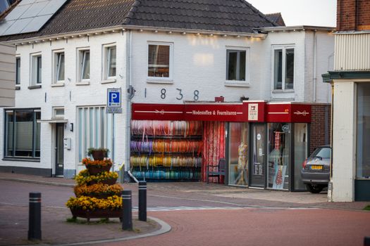 Smartphone met zoekresultaten voor 818 in Hoorn en nieuwscontext op het scherm