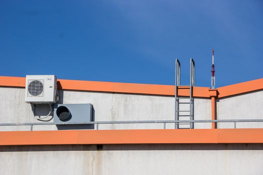 Woonkamer en winkel in Hoorn met airconditioning tijdens een warme zomerdag