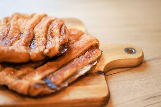Verse appelflappen uit de airfryer op een bord met appel en kaneel, klaar in een keuken in Hoorn