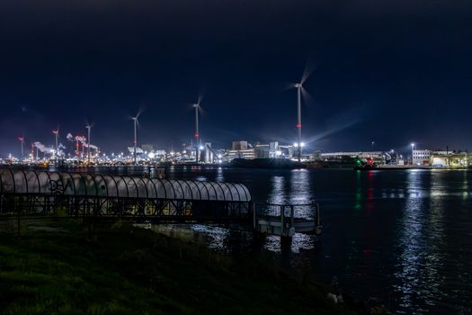 Kijkers in Hoorn bespreken B en B Vol Liefde 2026 op een terras in de binnenstad