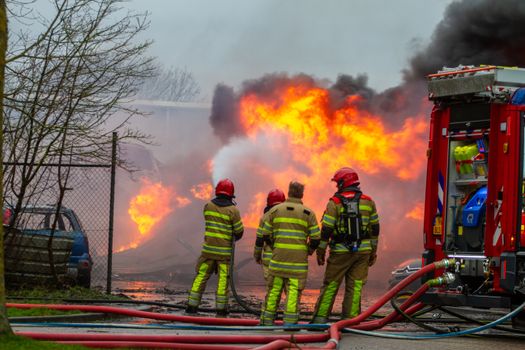 Brand in Hoorn met brandweerwagens en afzetting in een woonstraat