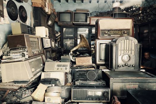 Etalage van een elektronica winkel Hoorn in de binnenstad met laptops, kabels en telefoonaccessoires