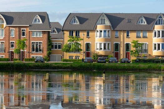 Huiseigenaren in Hoorn bekijken hypotheekpapieren en berekenen hypotheekrenteaftrek aan de keukentafel