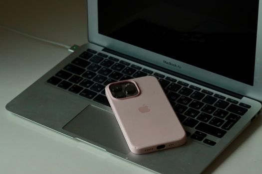 Conceptbeeld van een ultradunne iPhone 17 Air naast AirPods 4 op een tafel, gericht op koopinteresse in Hoorn