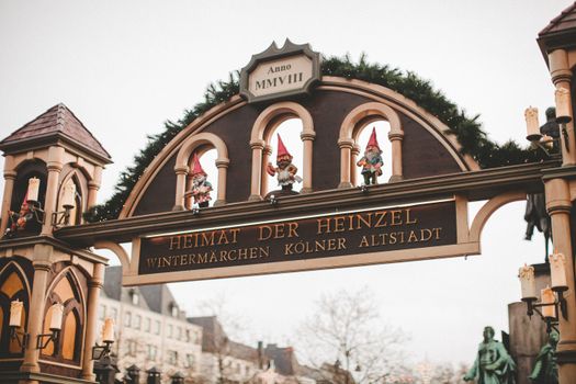 Kerstmarkt Hoorn op het Roode Steen met verlichte kramen en bezoekers in de avond