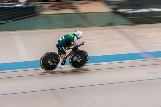 kjeld nuis tijdens een schaatswedstrijd, met volle tribunes en winterse sfeer voor sportfans uit Hoorn