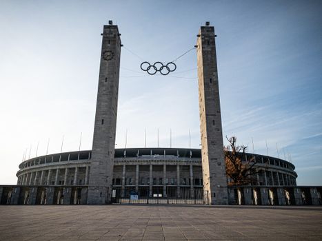 Tv-scherm met programma olympische spelen 2026 en schaatsbeelden in een woonkamer in Hoorn