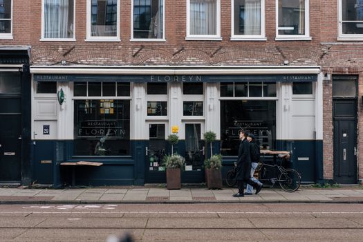 Restaurant Hoorn aan de haven met terrassen en historische gevels in de binnenstad