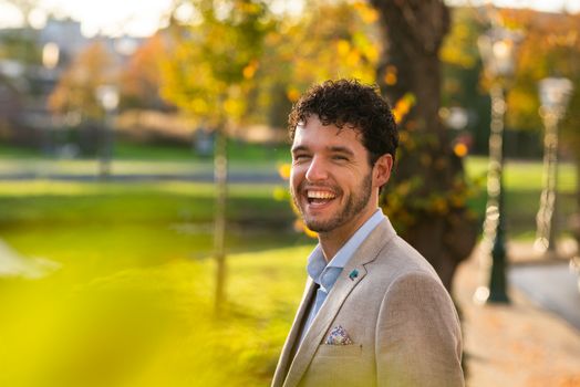 Portret van journalist Sander van Hoorn tijdens een publieke mediaoptreden