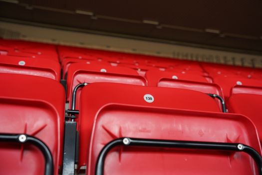 Stand Liverpool FC op scherm met Premier League-ranglijst en supporters die een wedstrijd volgen