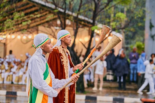 VoetbalPrimeur op een smartphone, met voetbaluitslagen bekeken op een terras aan de Roode Steen in Hoorn