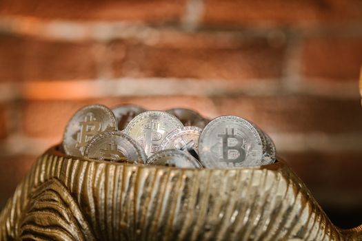 Scherm met live bitcoin koersgrafiek en financiële cijfers, relevant voor lezers in Hoorn