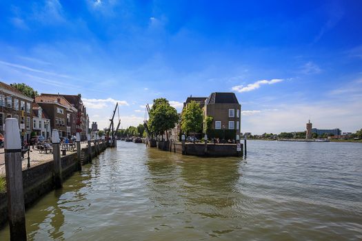 Jong stel bekijkt een koopwoning in Hoorn en berekent de starterslening en hypotheeklasten