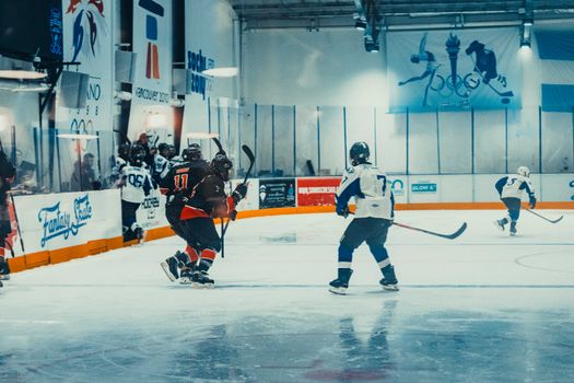Fans kijken in Hoorn naar ijshockey olympische winterspelen 2026 op tv tijdens een spannende wedstrijd