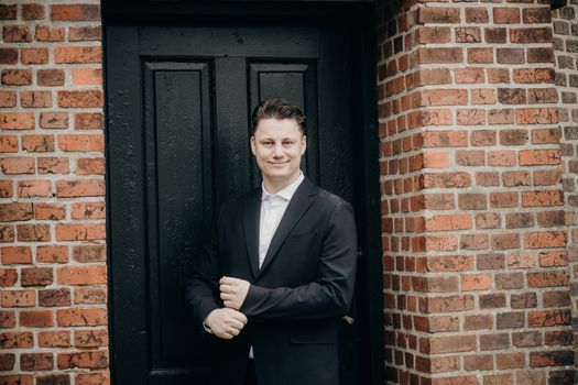 Kevin Hassing tijdens een publiek optreden, met aandacht voor zijn carrière en terughoudende privéleven