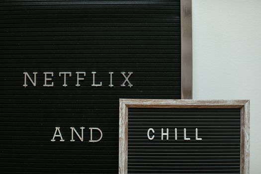 Tv-scherm met Netflix-menu in een moderne woonkamer in Hoorn