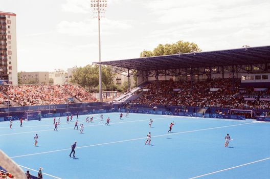 Supporters kijken olympische spelen live op groot scherm in een café in de binnenstad van Hoorn