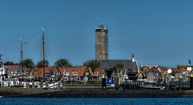 Uithoorn centrum met winkels, brug en verkeer op een heldere dag