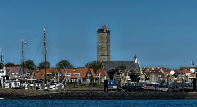 Uithoorn centrum met winkels, brug en verkeer op een heldere dag