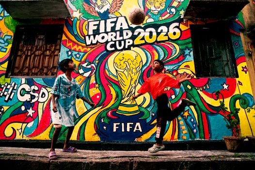 Supporters volgen wk voetbal 2026 op een groot scherm op de Roode Steen in Hoorn