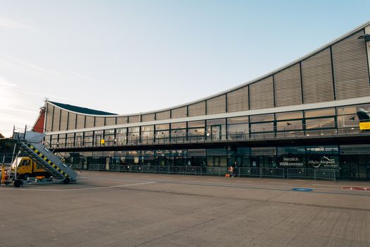 Consument in Hoorn bekijkt Air Miles-app en kassabon om slim punten in te wisselen