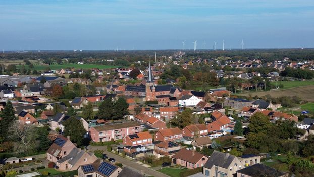 Conceptbeeld van de AirTag 2 naast een iPhone op tafel, gericht op aankoopinformatie voor lezers in Hoorn