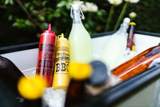 Zomerse barbecueavond in Hoorn met gegrild eten, gezellige tafels en ontspannen sfeer