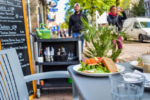 Lunch in de binnenstad van Hoorn met terras, broodjes en winkelstraat op de achtergrond