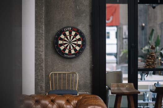 darts live op groot scherm in een sportcafé in de binnenstad van Hoorn