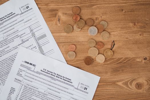 Aanslag gemeentelijke belastingen in Hoorn op tafel met rekenmachine en notities