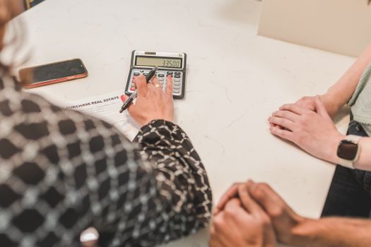 Jong stel berekent een annuïteitenhypotheek voor een huis in Hoorn
