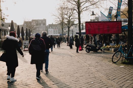 Winkelend publiek tijdens koopzondag in Hoorn in de binnenstad bij het Grote Noord