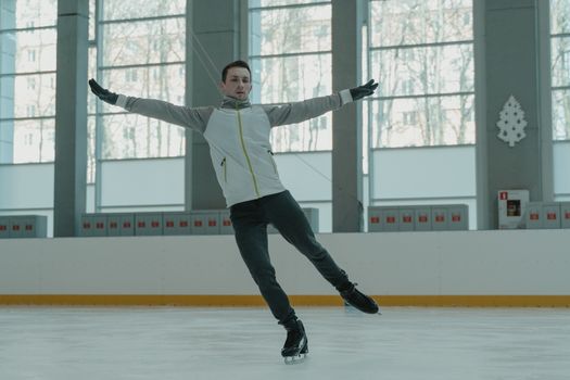 Kunstschaatsen mannen olympische winterspelen 2026 met een schaatser tijdens de vrije kür in een volle arena