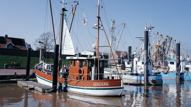 Lezer met het LINDA vakantieboek 2026 op een terras in Hoorn tijdens een zonnige dag