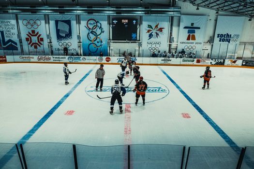 Supporters in Hoorn kijken op tv naar schaatsen vandaag olympische spelen