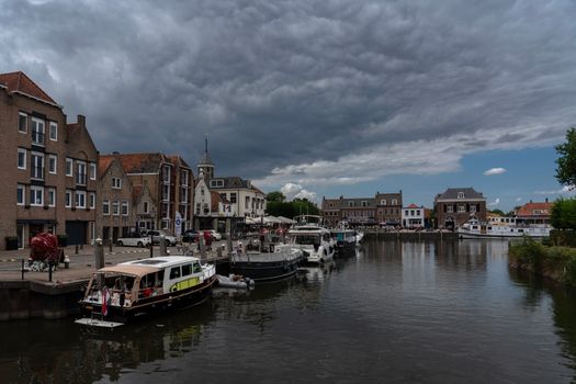 Donkere lucht en harde wind boven de haven van Hoorn tijdens storm