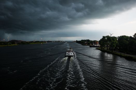 Donkere lucht en stevige wind aan de Hoornse haven tijdens storm Humberto Nederland