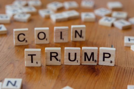 Trump nieuws op smartphone in café aan de Hoornse binnenstad