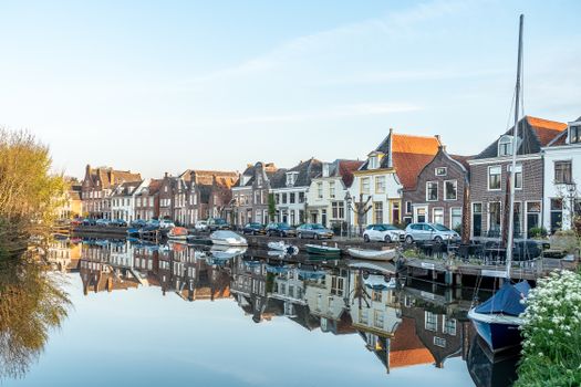 Gezin wandelt langs de haven van Hoorn tijdens de voorjaarsvakantie 2026