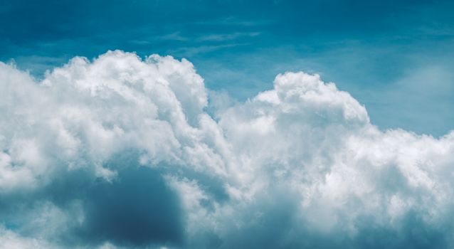 Weerbericht Hoorn met wolken boven de haven en de binnenstad aan het Markermeer
