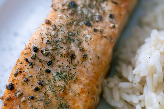 Gekruide zalmfilet uit de airfryer met citroen, dille en salade op een bord